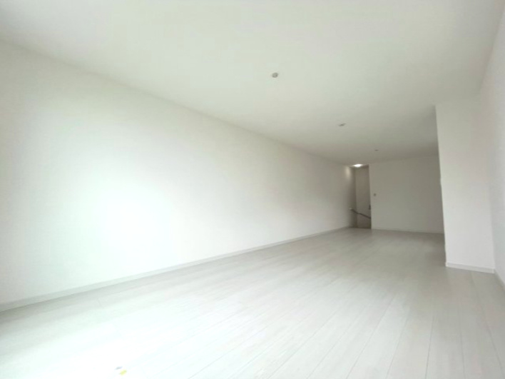 安倉南ガレージハウスの寝室|広くて明るい寝室