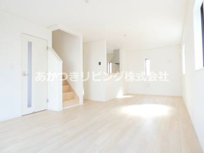 【居間・リビング】 | 小山市東間々田第8 | 窓が多く明るいリビング♪ご家族の団らんを陽の光が照らします♪