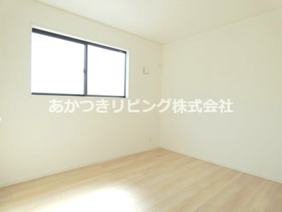 【洋室】 | 小山市東間々田第8 | 日差しが差し込む洋室♪