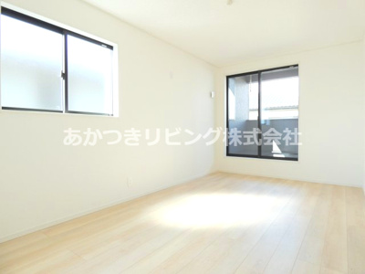 【洋室】 | 小山市東間々田第8 | ２面採光の明るい室内♪
