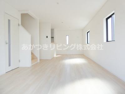 【居間・リビング】 | 小山市東間々田第8 | 窓が多く明るいリビング♪ご家族の団らんを陽の光が照らします♪