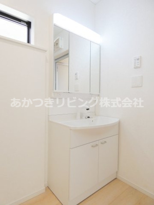 【独立洗面台】 | 小山市東間々田第8 | 忙しい朝に重宝する三面鏡♪ホースが伸びる温水シャワー洗面台♪