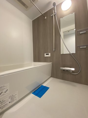 サンシティ桂坂参番館の浴室|肩までゆったり浸かれる浴槽で、一日の疲れをしっかり癒せます！