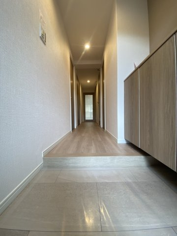 サンシティ桂坂参番館の玄関|玄関にはシューズボックスがあり、靴をすっきり整理可能。