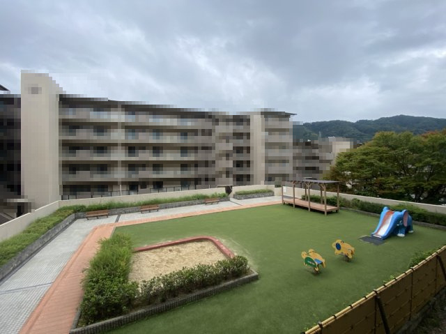 サンシティ桂坂参番館の展望|お子様が遊べる中庭付き。安心して外遊びが楽しめます。