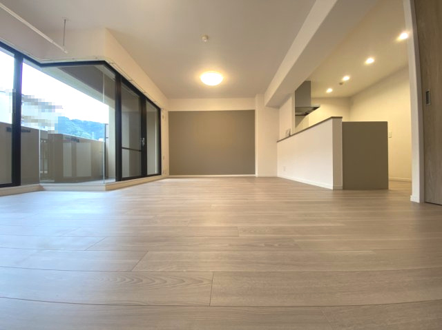 サンシティ桂坂参番館の居間・リビング|LDK（約15.3帖）
南向きのお部屋で日当たり・通風良好です！
