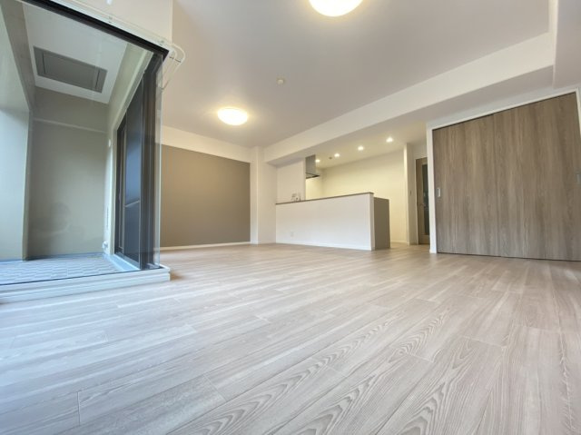 【価格改定】サンシティ桂坂参番館の居間・リビング|木目調の温もりを感じるナチュラルテイストのリビング。