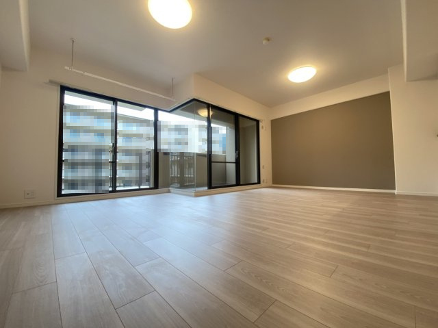 【価格改定】サンシティ桂坂参番館の居間・リビング|明るくやさしい雰囲気で、ご家族でくつろいでいただけます。