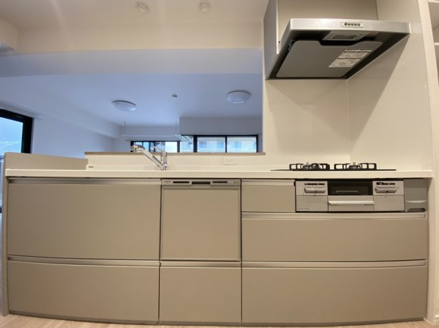 【価格改定】サンシティ桂坂参番館のキッチン|3口ガスコンロ・グリル・食洗機付きのシステムキッチン。
料理も後片付けも快適にこなせます♪