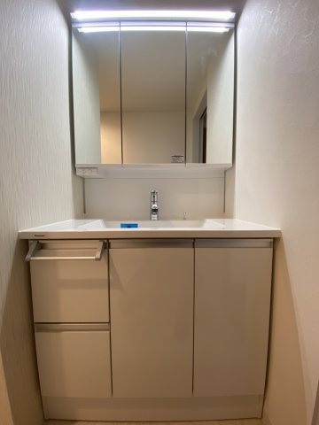 サンシティ桂坂参番館の独立洗面台|三面鏡付きの洗面化粧台で、毎朝の身支度も快適！