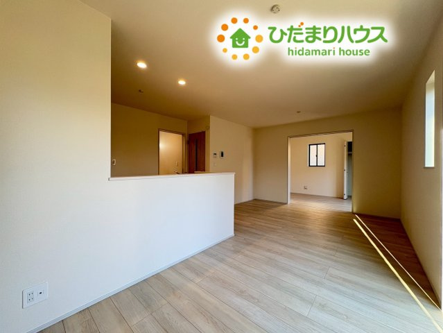 鴻巣市天神4丁目　234番　新築一戸建て　ハートフルタウン　Bの居間・リビング|キッチンでお料理を作りながら、リビングにいる家族との会話が弾む対面式レイアウトです！
お料理の配膳や片付けも短い動線で行えるため、家事の時短に繋がりますね(・ω・)