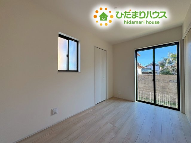 鴻巣市天神4丁目　234番　新築一戸建て　ハートフルタウン　Bの洋室|1階に配置された洋室は、扉を開放すればリビングと一体の広々空間として活用いただけます！
お子様の遊び場やリビング学習のスペースとしても重宝しますね！