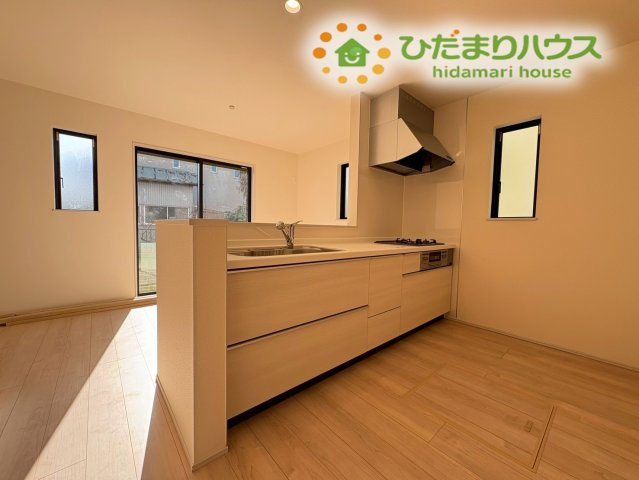 鴻巣市天神4丁目　234番　新築一戸建て　ハートフルタウン　Bのキッチン|浄水栓や三口コンロなど、使い勝手にこだわったシステムキッチンです！
広々としたシンクは大きなお鍋も洗いやすく、毎日のお料理が捗ります☆