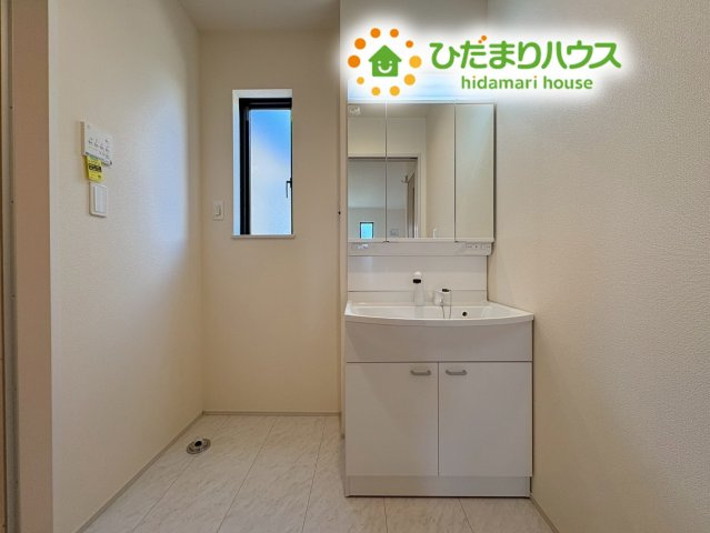 鴻巣市天神4丁目　234番　新築一戸建て　ハートフルタウン　Bの独立洗面台|シャンプードレッサーで、お掃除や朝の身支度も楽々です♪