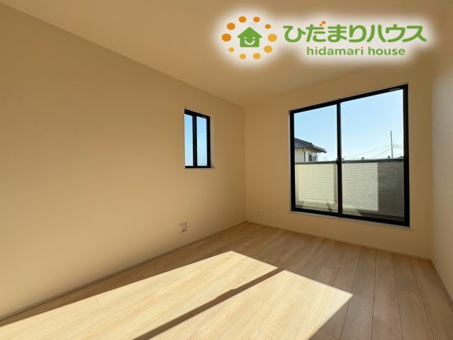 鴻巣市天神4丁目　234番　新築一戸建て　ハートフルタウン　Bの子供部屋|2箇所に窓があるため風通しも良く、勉強や趣味の時間も集中して過ごせそうですね♪