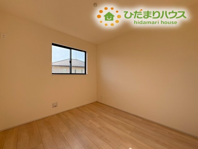 鴻巣市天神4丁目　234番　新築一戸建て　ハートフルタウン　Bの洋室|ライフスタイルに合わせて書斎やテレワークスペースとしても活用できる、2階の洋室です！
窓からの光がデスクを明るく照らし、集中力を高めてくれます(^^)/