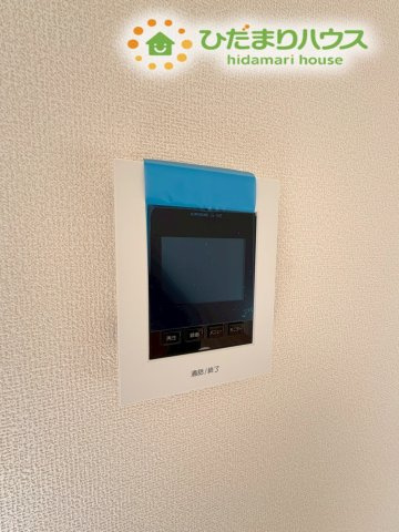 鴻巣市天神4丁目　234番　新築一戸建て　ハートフルタウン　Bのセキュリティ|外に誰が来たのか一目で確認できる、安心のモニター付きインターホ。
お子様の留守番時や、夜間の急な訪問でも相手の顔が見えるので防犯面で心強いですね♪