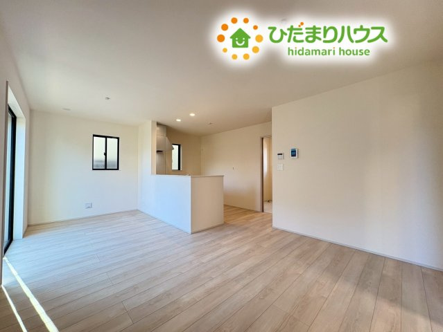 鴻巣市天神4丁目　234番　新築一戸建て　ハートフルタウン　Bの居間・リビング|15帖のLDKはナチュラルな色合いのフローリングが温かみのある雰囲気を演出し、家族が自然と集まりたくなる空間に仕上がっています♪
開放感もバッチリです◎
