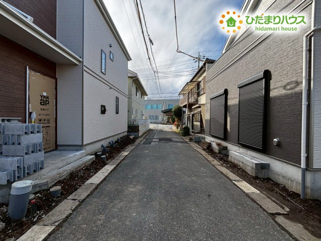 鴻巣市天神4丁目　234番　新築一戸建て　ハートフルタウン　Bの前面道路含む現地写真|交通量が少なく落ち着いた環境です！
お車の出し入れも焦らずスムーズに行えるため、運転が苦手な方でも安心ですね(*^-^*)