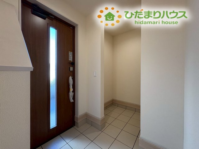 鴻巣市天神4丁目　234番　新築一戸建て　ハートフルタウン　Bの玄関|玄関ドアは断熱性に配慮したタイプを採用♪
毎日家族を迎え入れる場所として、清潔感のある印象です！