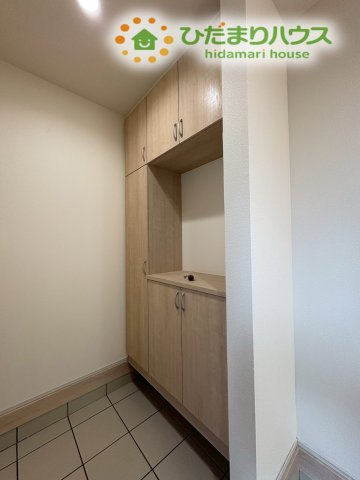 鴻巣市天神4丁目　234番　新築一戸建て　ハートフルタウン　Bの玄関|お洒落なコの字型の下駄箱。							
カウンター部分にはお気に入りのインテリアや写真を飾って、玄関周りを素敵にコーディネートできます★