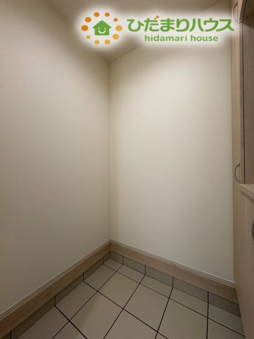 鴻巣市天神4丁目　234番　新築一戸建て　ハートフルタウン　Bの収納|ベビーカーやアウトドアグッツ等の大きな荷物を収納できるSIC！
散らかりがちな玄関周りもスッキリ片付きます◎