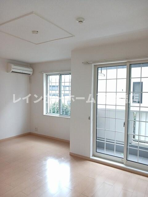 船橋市二宮１丁目のアパートの居間・リビング