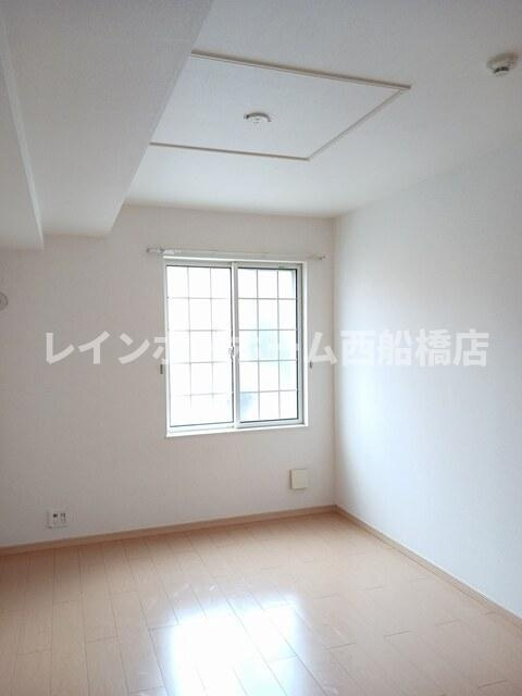 船橋市二宮１丁目のアパートの居間・リビング