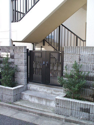 シュロス新井のその他共用部分|★階段下にメールＢＯＸあり★