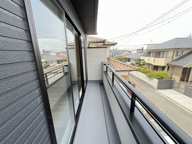 【バルコニー】 | 福岡市東区千早1丁目2期　1号棟（全2棟）【仲介手数料無料・0円】 | 施工例。施工例は完成時と異なる場合があります。