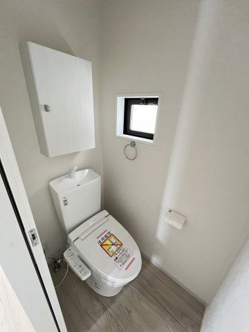 【内装】 | 福岡市東区千早1丁目2期　1号棟（全2棟）【仲介手数料無料・0円】 | 施工例。2階にもトイレです。施工例は完成時と異なる場合があります。