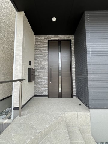 【玄関】 | 福岡市東区千早1丁目2期　1号棟（全2棟）【仲介手数料無料・0円】 | 施工例。施工例は完成時と異なる場合があります。