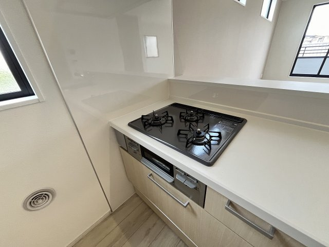 【キッチン】 | 福岡市東区千早1丁目2期　1号棟（全2棟）【仲介手数料無料・0円】 | 施工例。施工例は完成時と異なる場合があります。