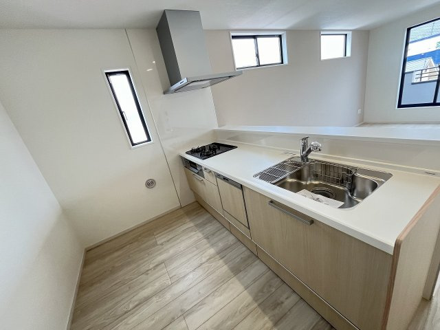 【キッチン】 | 福岡市東区千早1丁目2期　1号棟（全2棟）【仲介手数料無料・0円】 | 施工例。施工例は完成時と異なる場合があります。