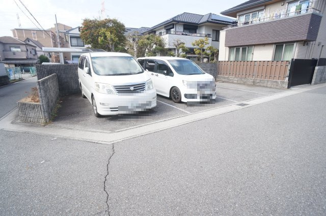 クレール（伊丹市）の駐車場