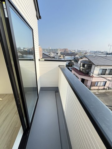 【バルコニー】 | 福岡市東区千早1丁目2期　2号棟（全2棟）【仲介手数料無料・0円】 | 現地写真。
