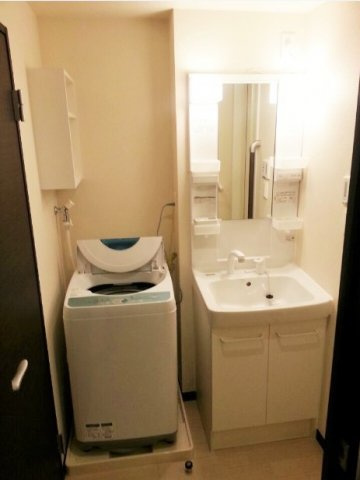 レオネクストアイランドの内装|洗濯機、独立洗面台付き