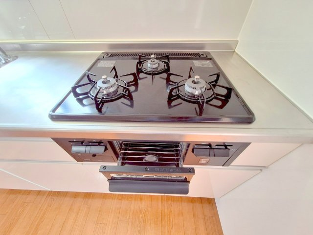 メゾンパールのキッチン|★コンロ３口グリル付き★
