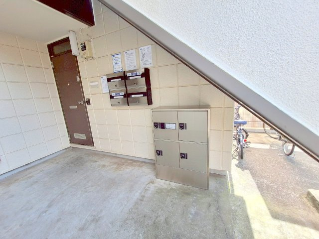 メゾンパールのその他共用部分|★階段下にポストと宅配ＢＯＸあり★