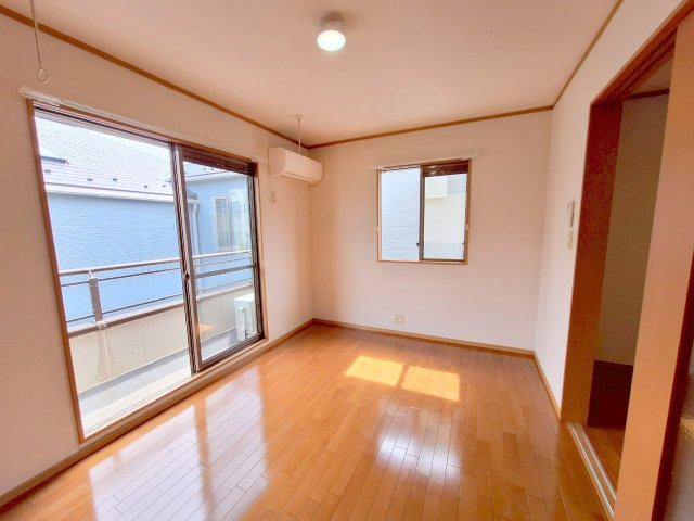 メゾンパールの居間・リビング|★明るい南向き２面採光の洋室です★