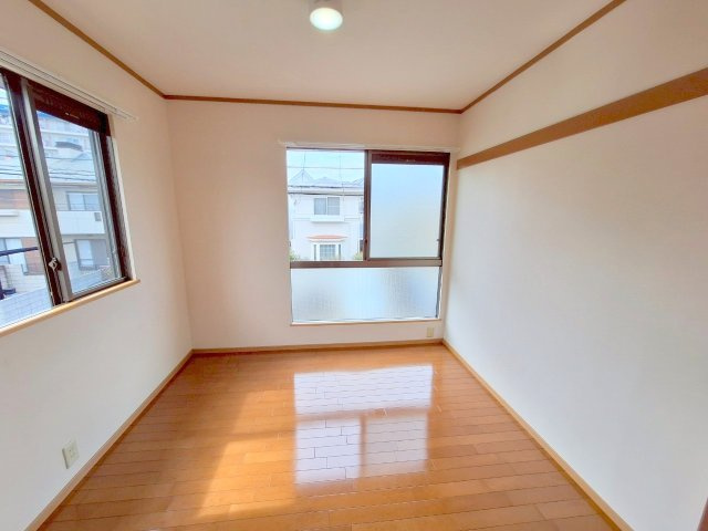 メゾンパールの居間・リビング|★北側洋室も２面窓で明るいお部屋です★