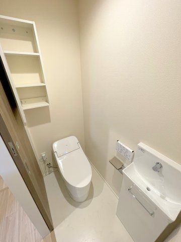 Ｎ・Ｗ　ＲＥＳＩＤＥＮＣＥ　ＡＳＡＧＡＹＡのトイレ|★収納棚、手洗いスペース付シャワートイレ★