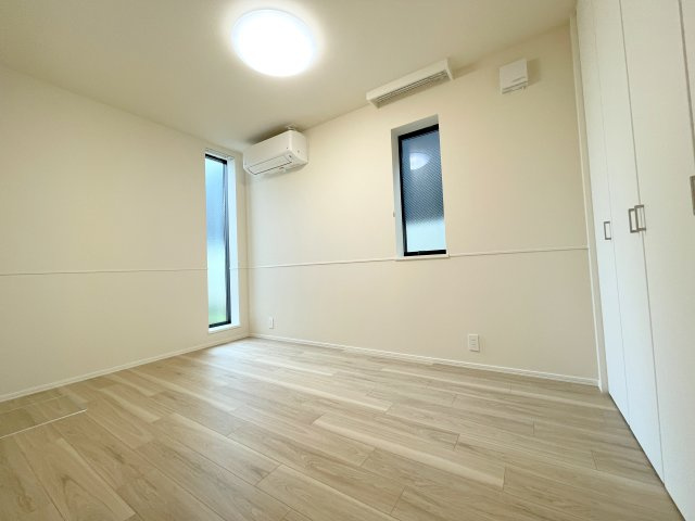 Ｎ・Ｗ　ＲＥＳＩＤＥＮＣＥ　ＡＳＡＧＡＹＡの寝室|★２面窓で風通しの良い洋室★