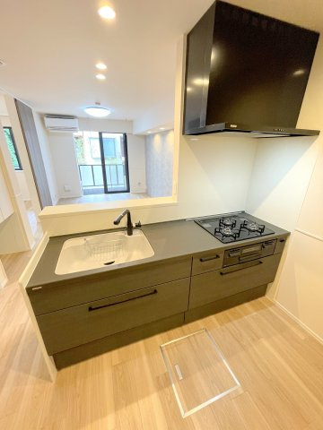 Ｎ・Ｗ　ＲＥＳＩＤＥＮＣＥ　ＡＳＡＧＡＹＡのキッチン|★広めの調理スペース、３口コンロで使いやすいキッチン★