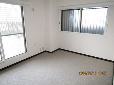 【居間・リビング】 | ライオンズマンション品川町 | 洋室（約6.3畳）ルーフバルコニーに出られます。