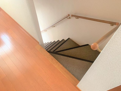 【玄関】 | レオパレスコンフォール | 2階　階段