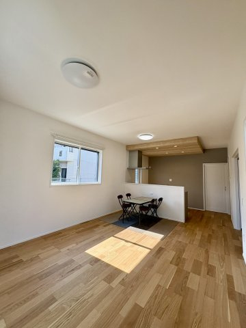 久留米市御井町第16号地の居間・リビング|広いリビングで家族の憩いの場を提供