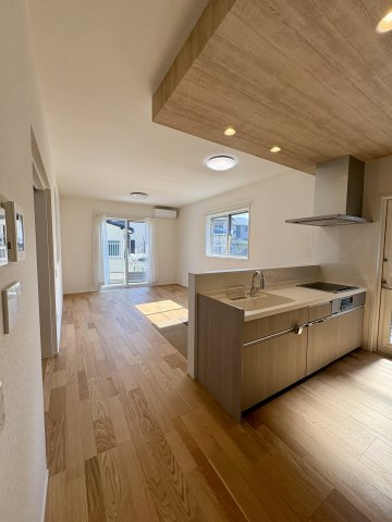久留米市御井町第16号地の居間・リビング|キッチンからリビング一望できるのでお子様がいる家庭でも安心