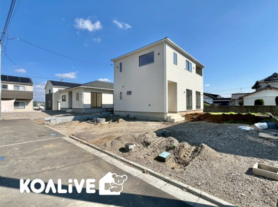 【前面道路含む現地写真】 | 上里町嘉美　新築住宅 | 駐車スペースも広々！家族やお友達、皆で集まってBBQもできます♪
見学ご予約はコアライブまでお気軽にお問い合わせ下さい。