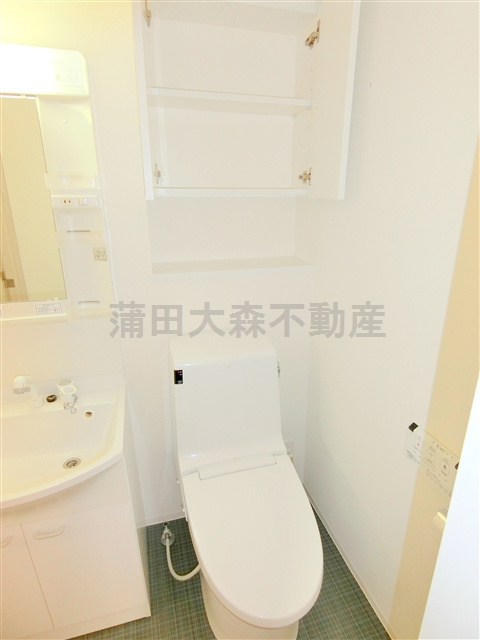 ブライズ蒲田WESTのトイレ|吊戸棚と温水暖房便座付きのトイレ